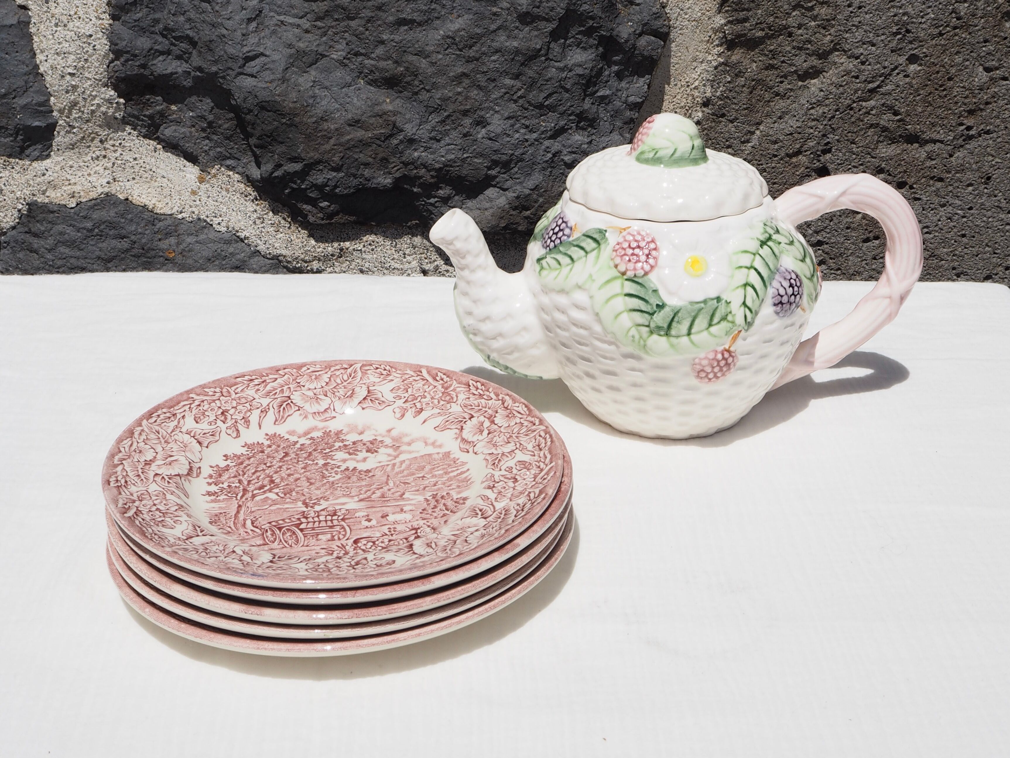 Set of 5 dessert plates with red English patterns