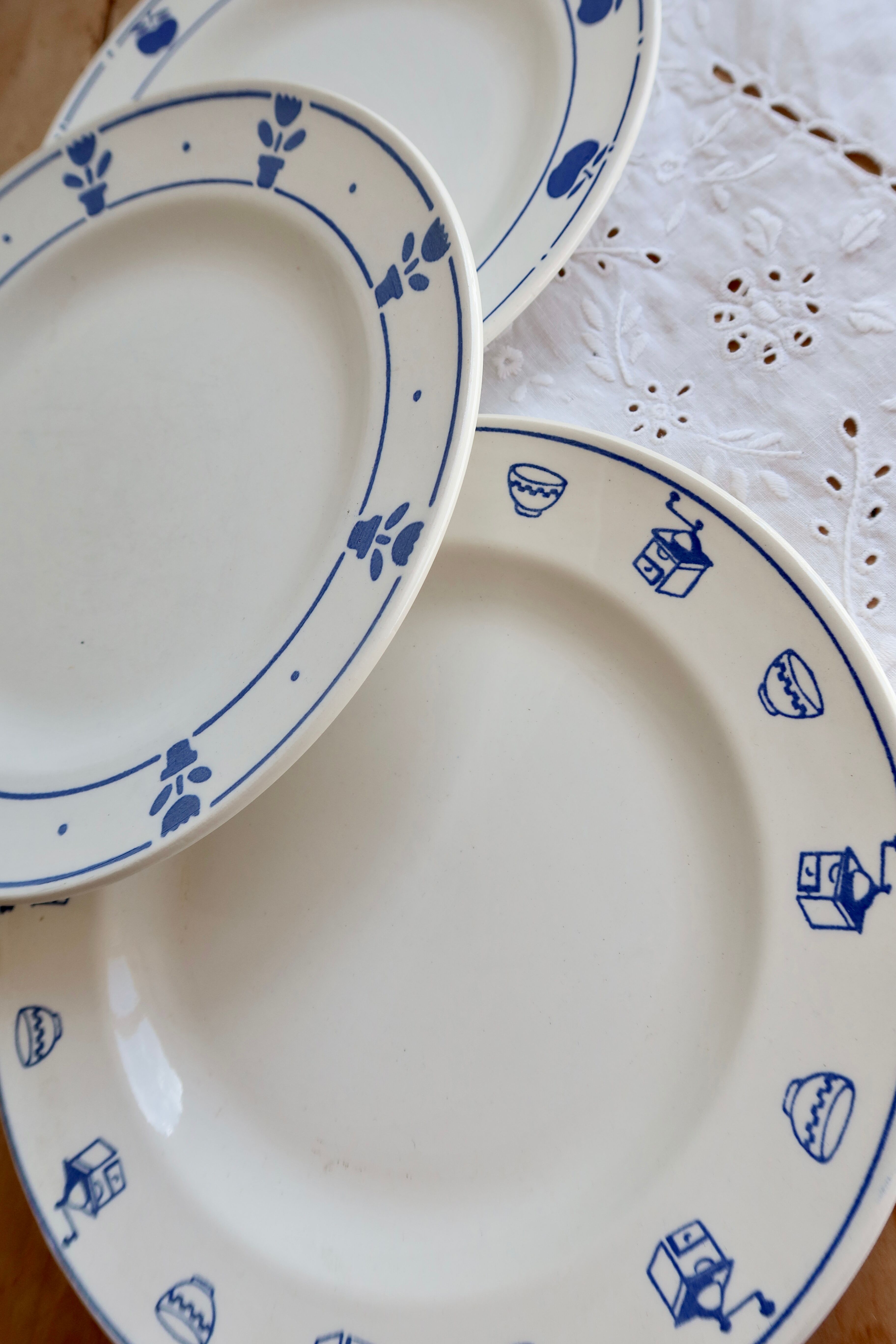 4 mismatched vintage dinner plates - Lot Cutie II