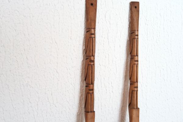 Couverts géants en bois façon totem, années 60