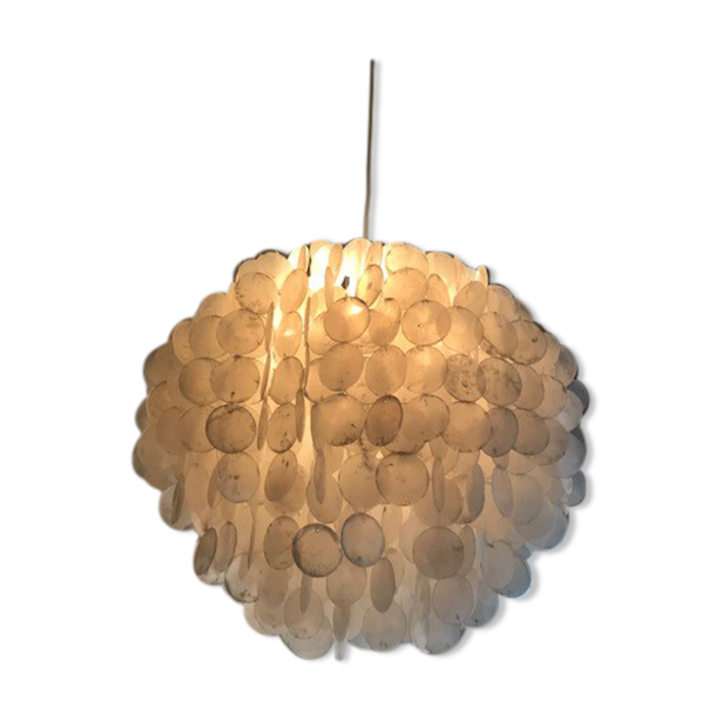 Natural mother-of-pearl suspension
