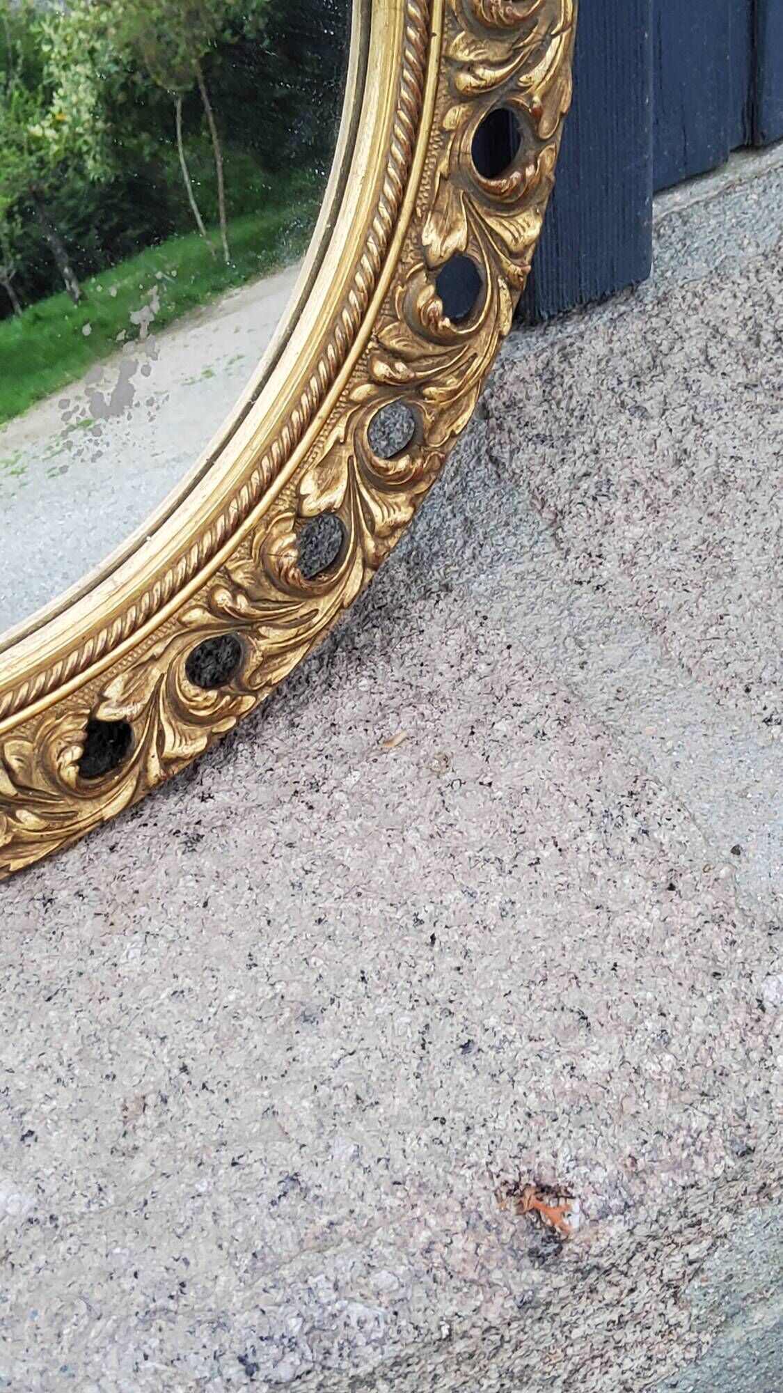 Round neoclassical style mirror in wood and gilded stucco from the 1950s