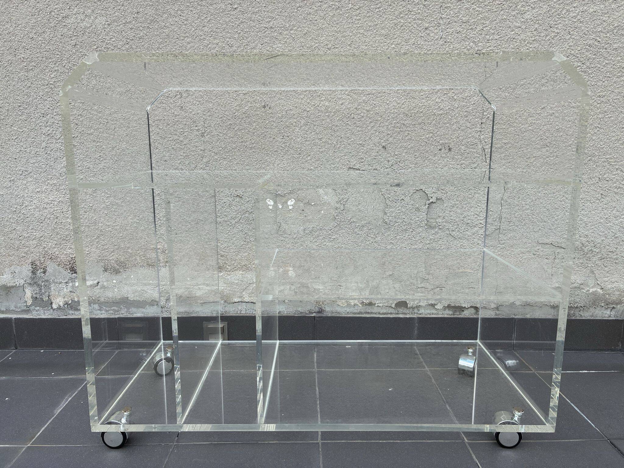 Chariot en lucite épais sur roulettes, années 1970