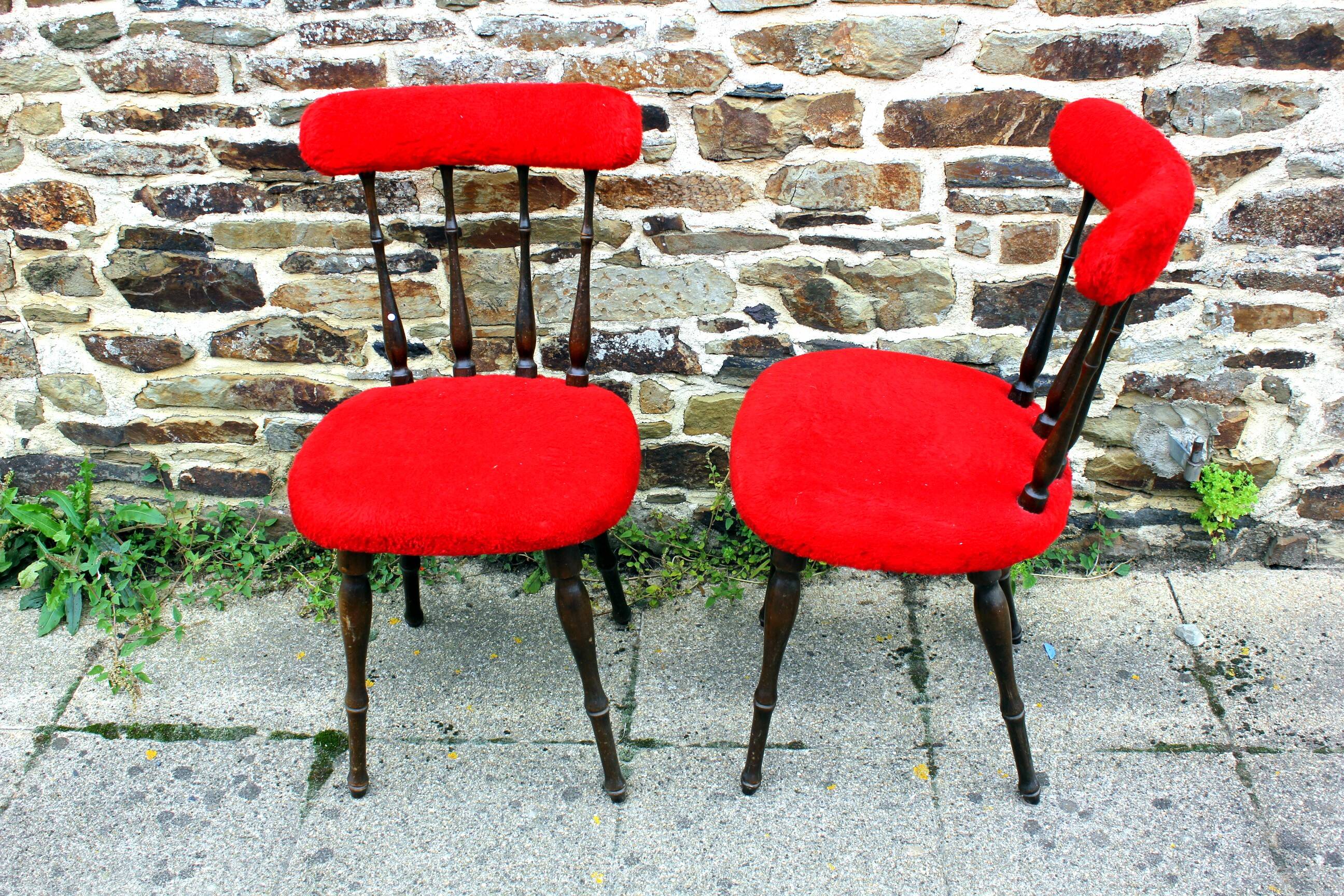 Paire de chaise moumoute rouge année 70