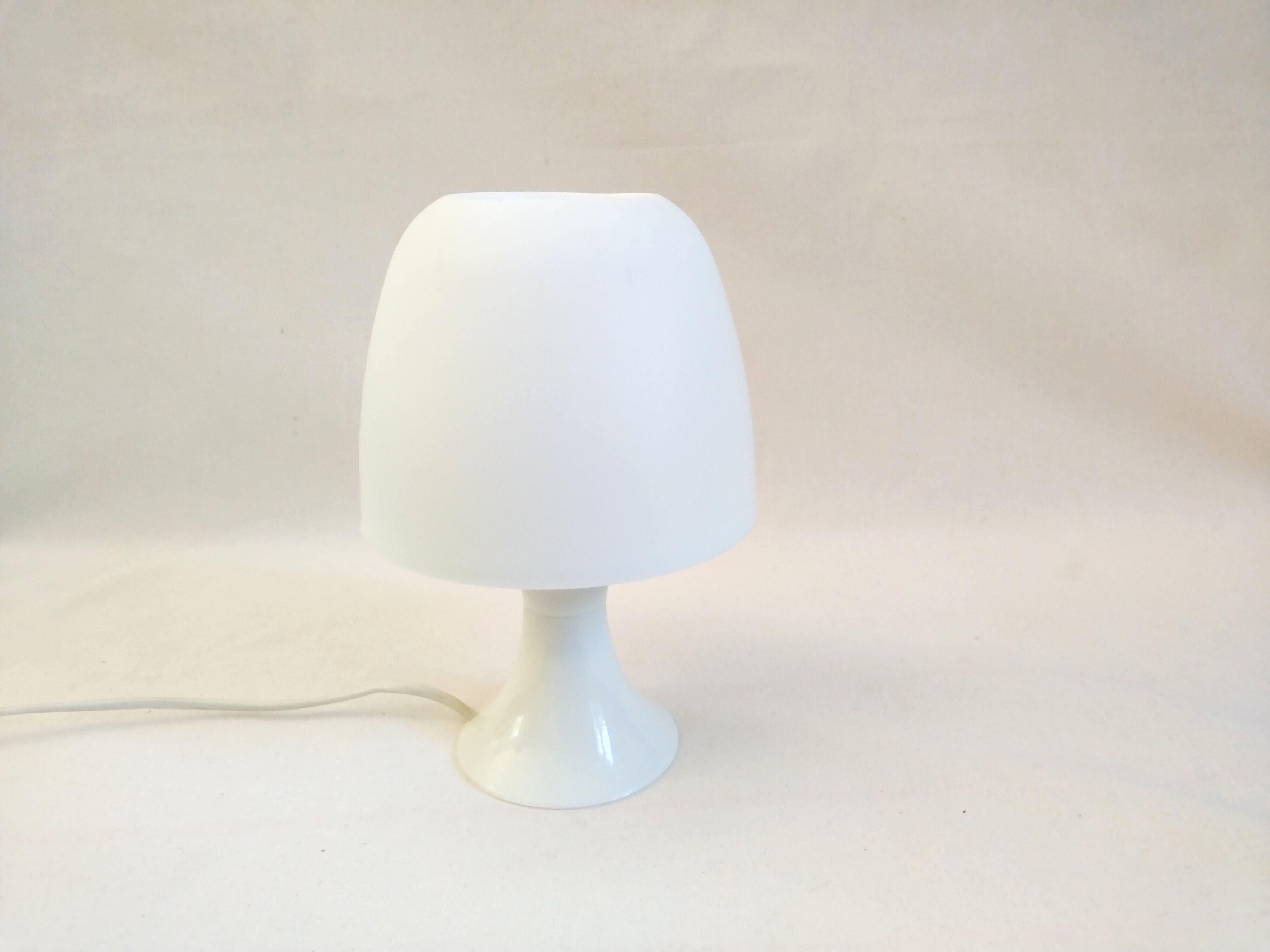Vintage 60s collector's table lamp mushroom shaped white plastic