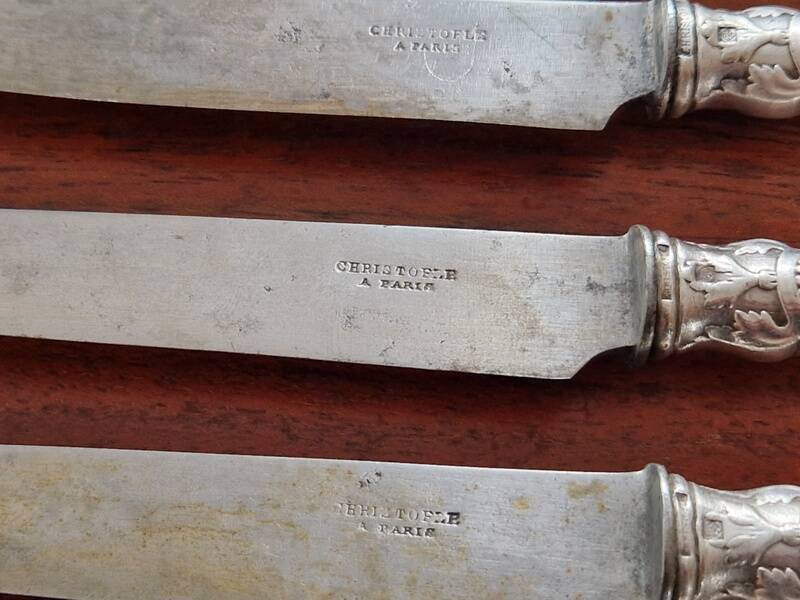 Christofle Série de 6 couteaux à entremets modèle Trianon en métal argenté