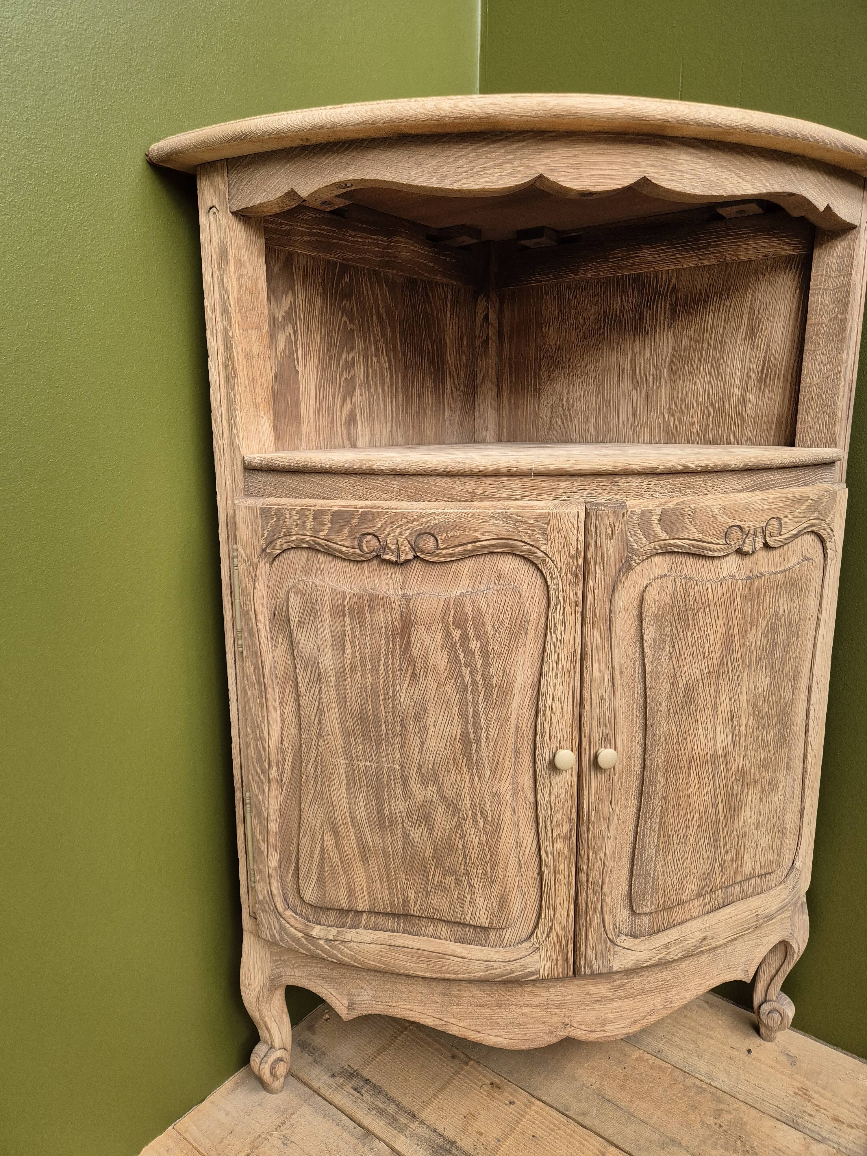 Corner cabinet