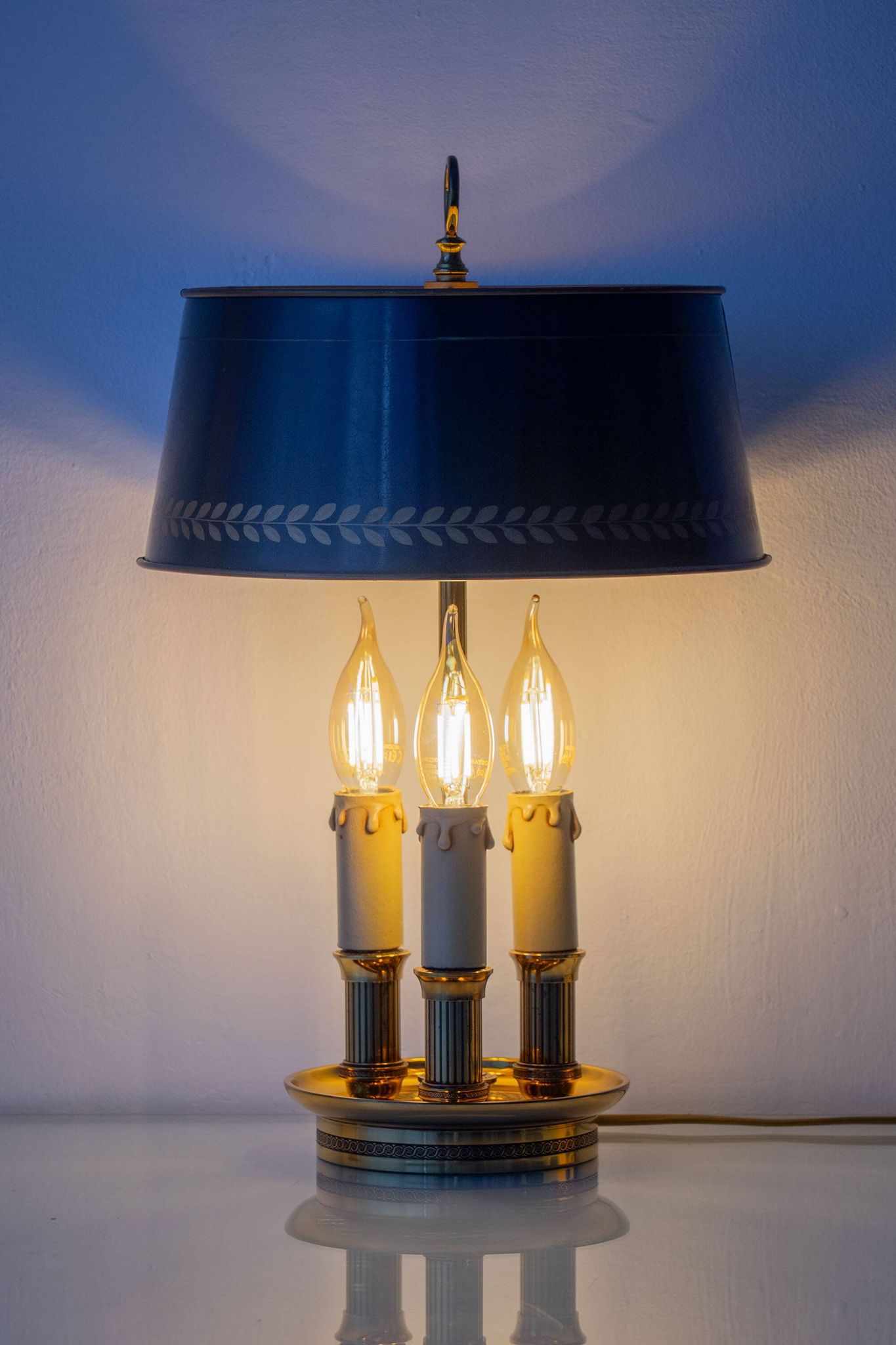 French Empire Bouillotte Lamp with Three Lights in Brass and a Gold-Plated Tin Shade with Laurel Design