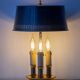Lampe Bouillotte de l'Empire Français avec trois lumières en laiton et un abat-jour en étain doré avec un motif de laurier.