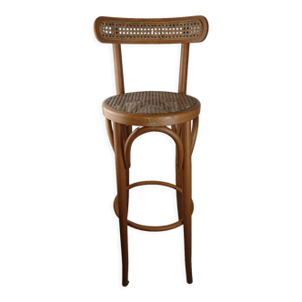 Stunt and curved wood bar stool
