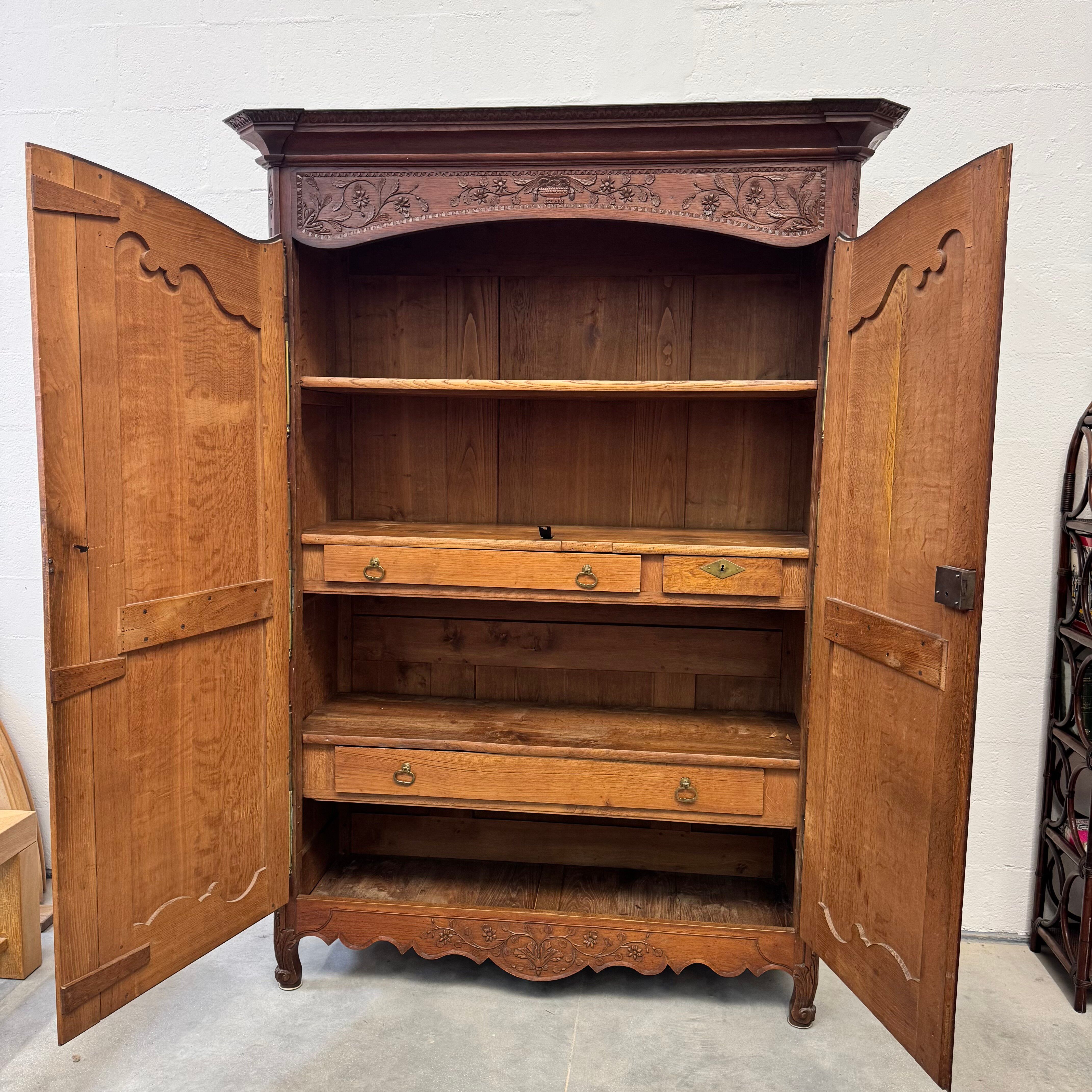 Large Country Wardrobe - French Provençal, in oak, 17th century