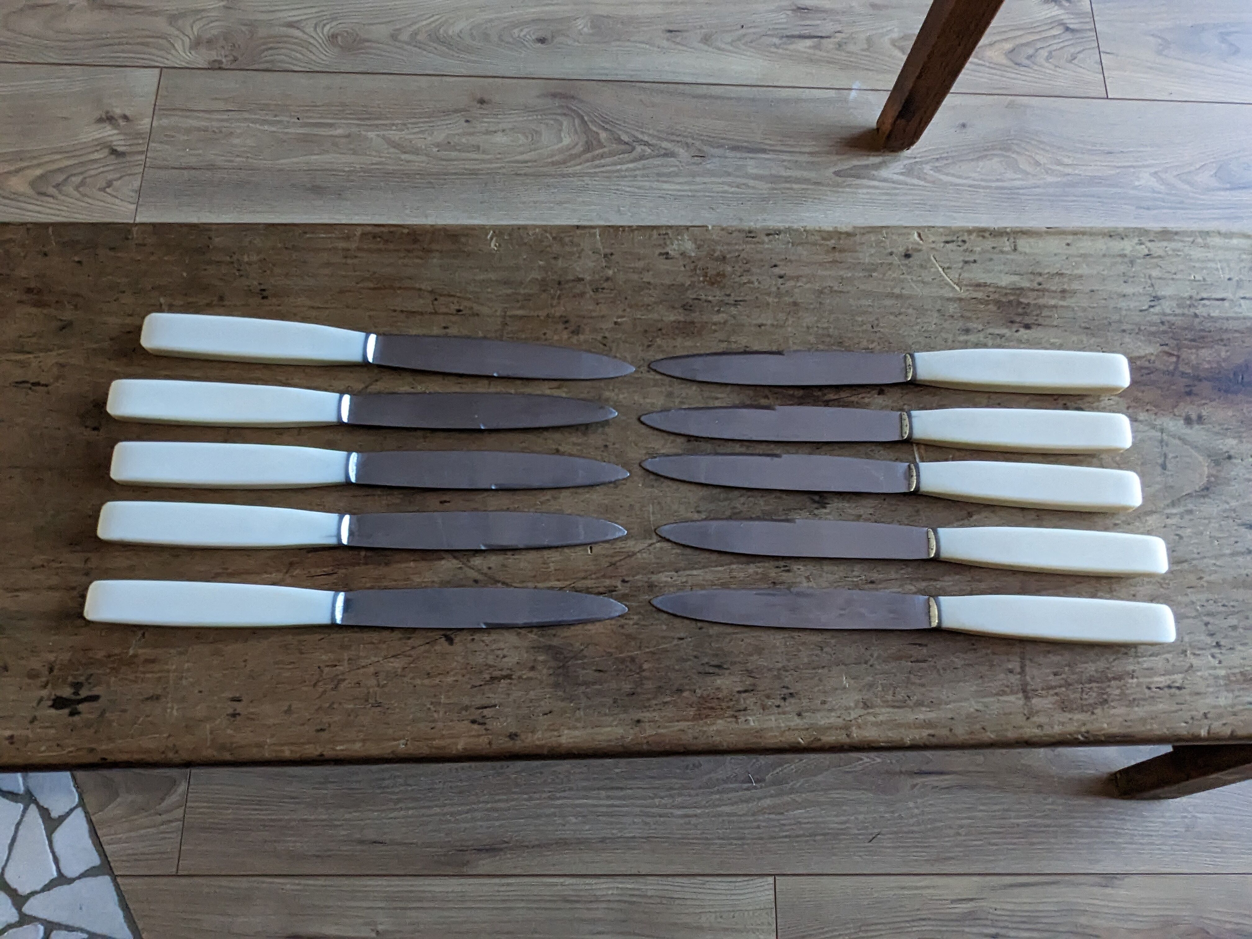 Set of 10 vintage stainless steel and bakelite table knives