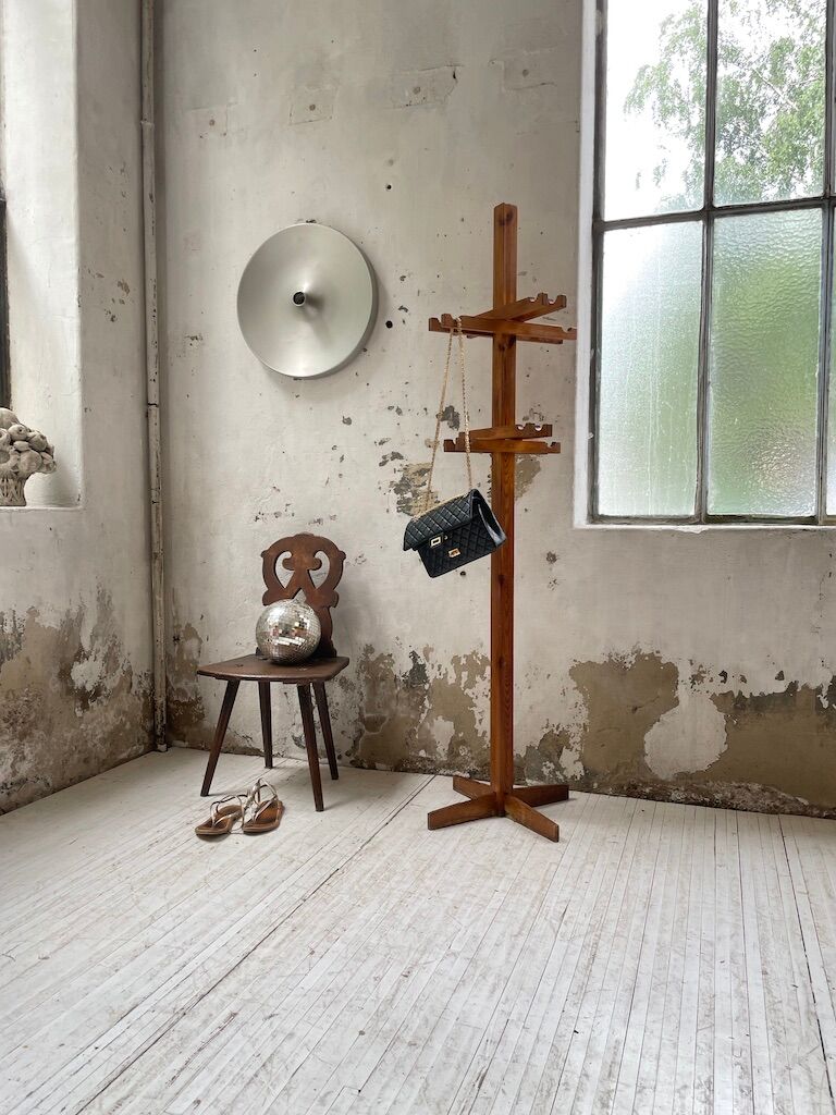 Patère wears pine coat 70