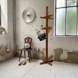 Patère wears pine coat 70