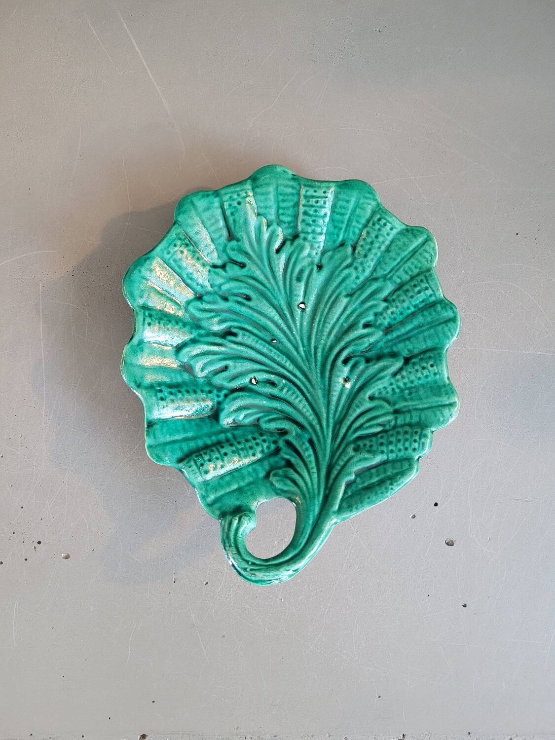 Green ceramic leaf tray