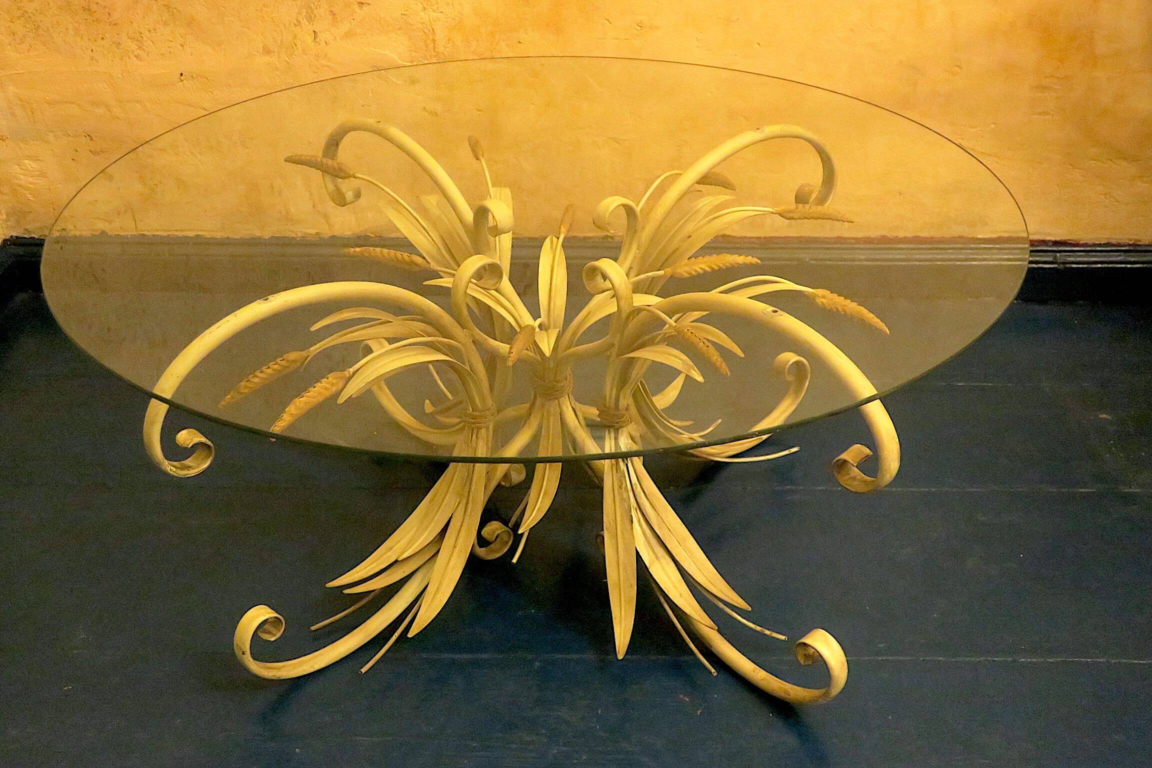 Table basse circulaire en tôle peinte et verre de Hans Kögl, années 1960