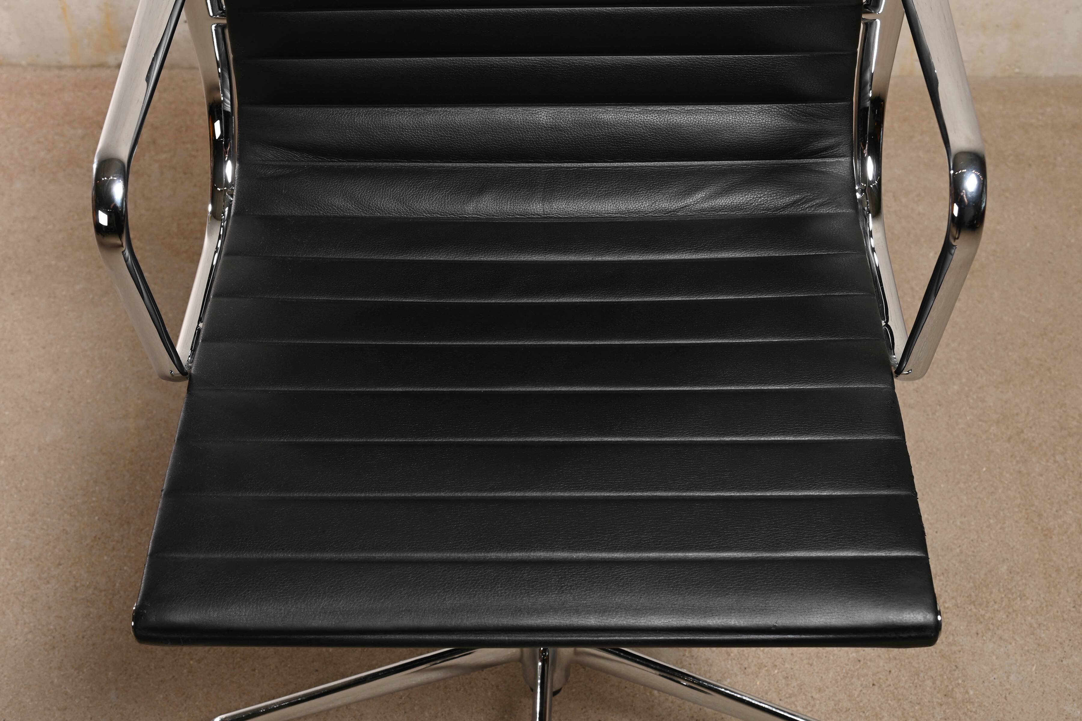 Charles & Ray Eames EA117 Office Chair in Black Leather and Chrome, Vitra