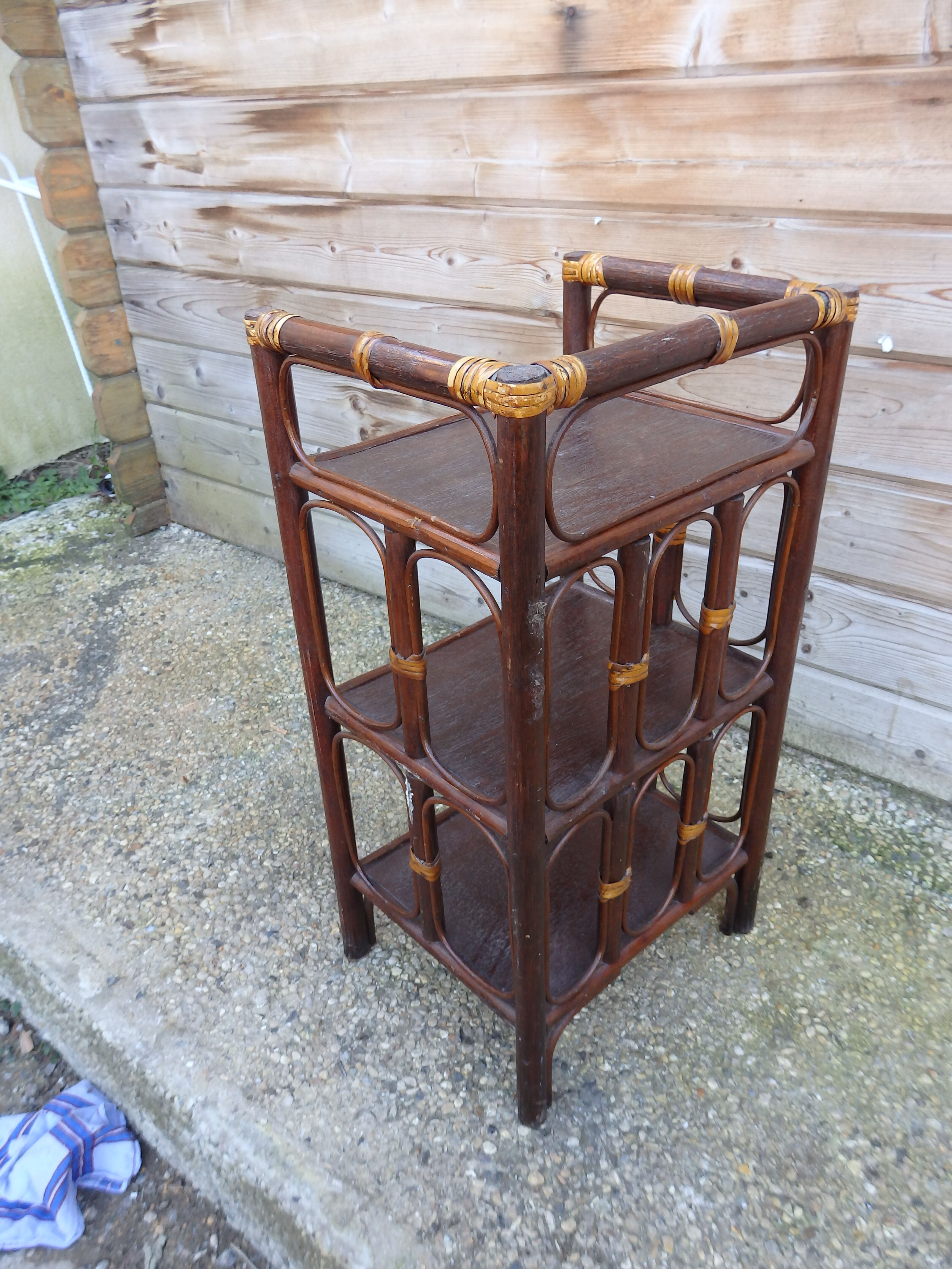 Meuble étagère en rotin vintage