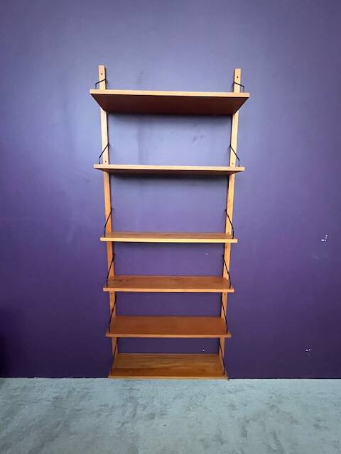 Modular shelving unit “Royal System” by Poul Cadovius, dating from the 1950s.