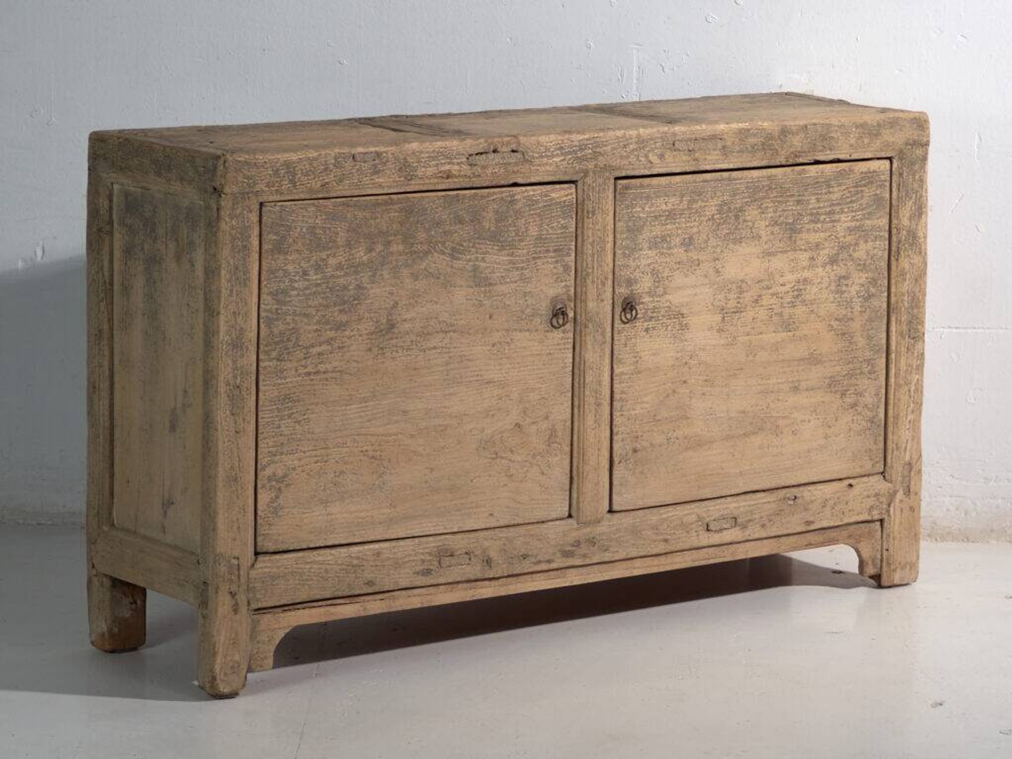 Buffet bas long ancien en orme à deux portes – Chine, vers 1950