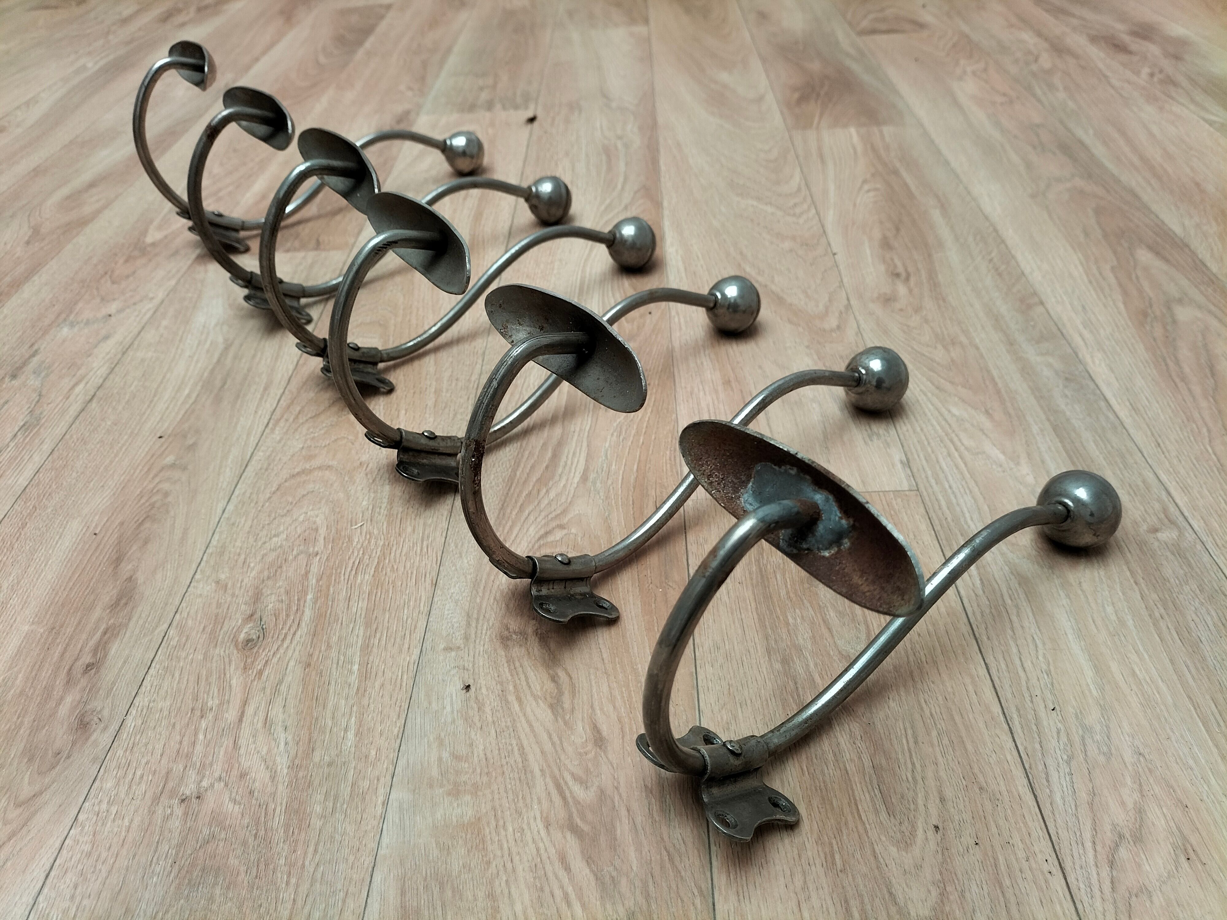 Series of 6 hooks