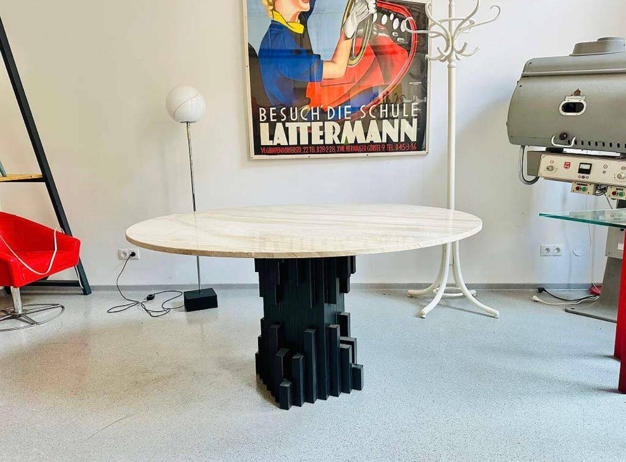 Table à manger en travertin du milieu du siècle.