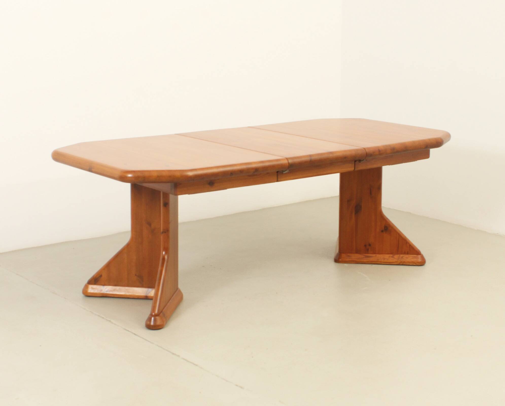 Large extendable Danish dining table in solid pine, 1970s.