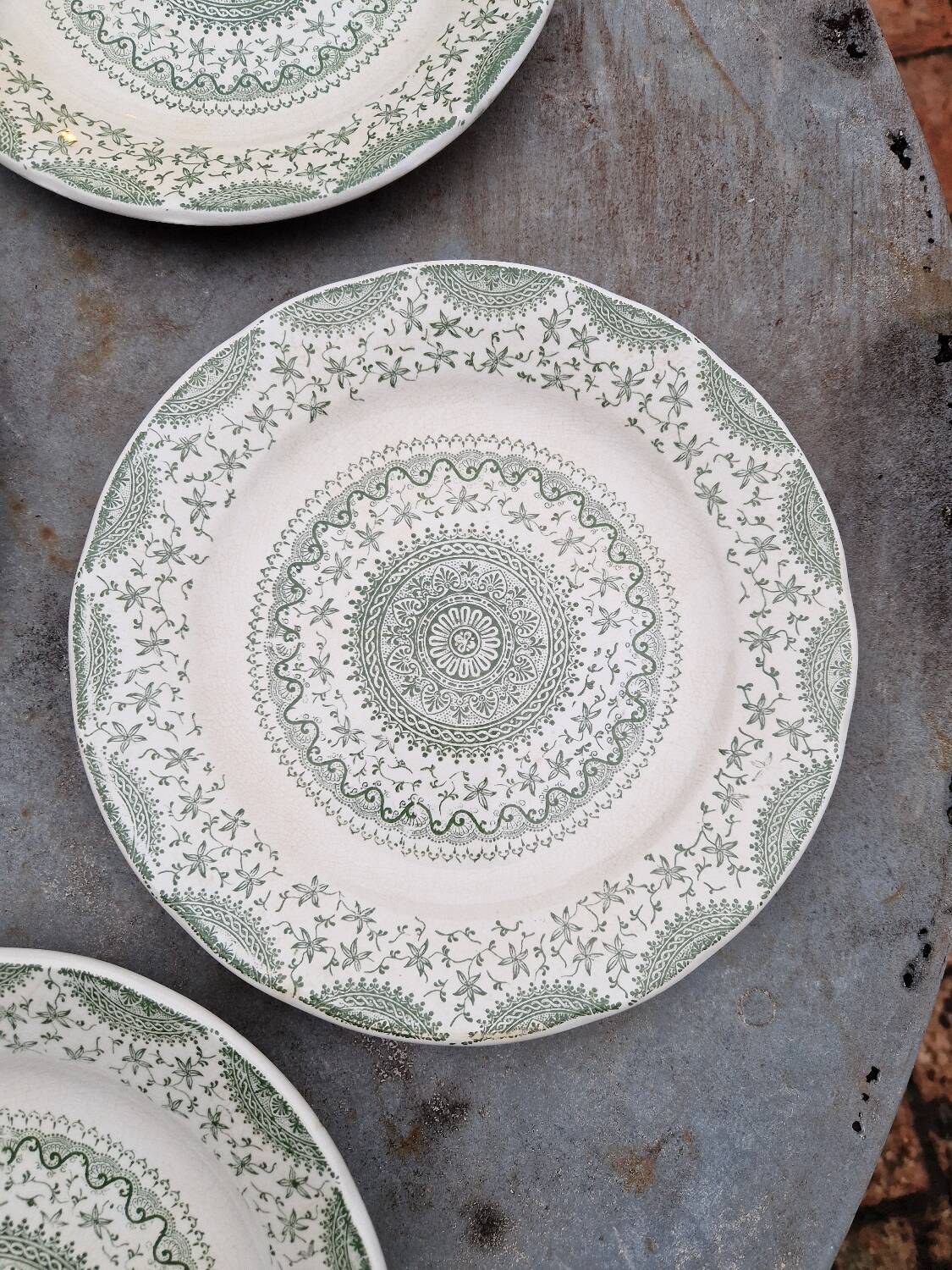 Lot of 8 flat plates in antique English earthenware, fine ware, with patterns.