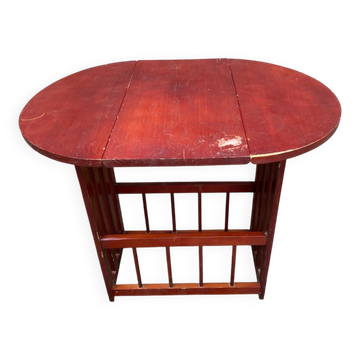 Vintage side table with drop-leaves and solid wood magazine rack from the 1960s.