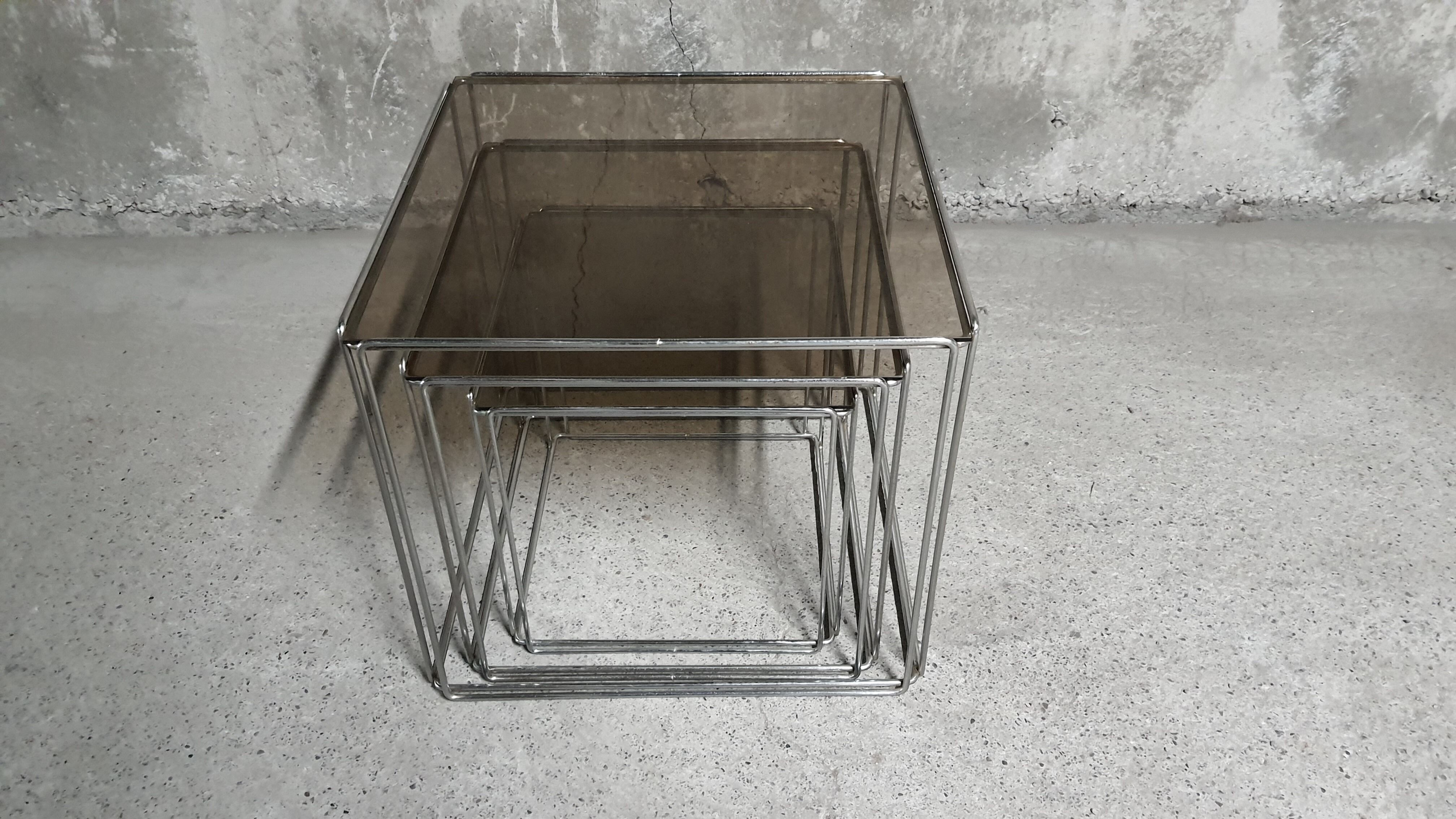 Pull-out tables by Max Sauze