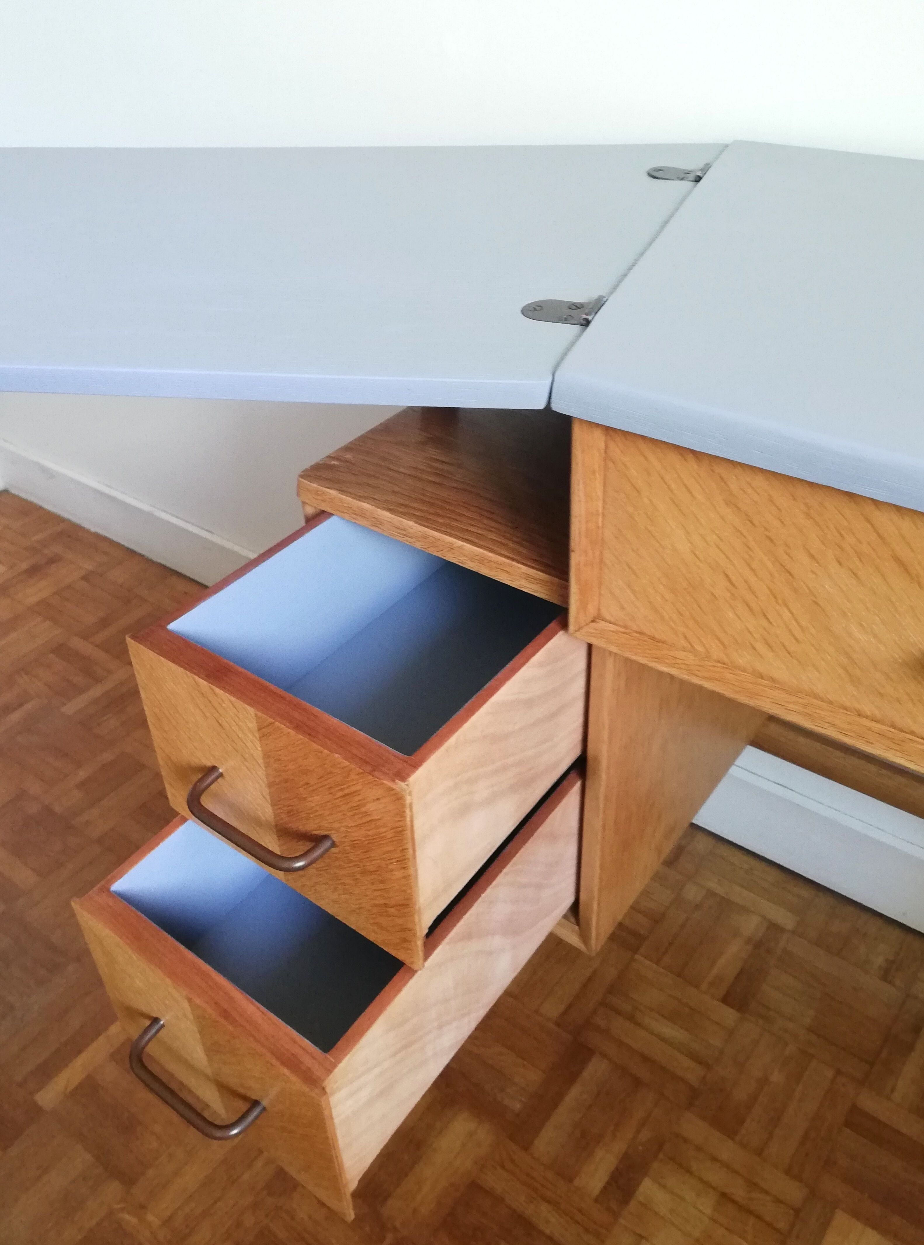 Extendable desk compass feet