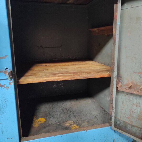 Établi industriel bleu vif   Îlot de cuisine ou cuisine extérieure