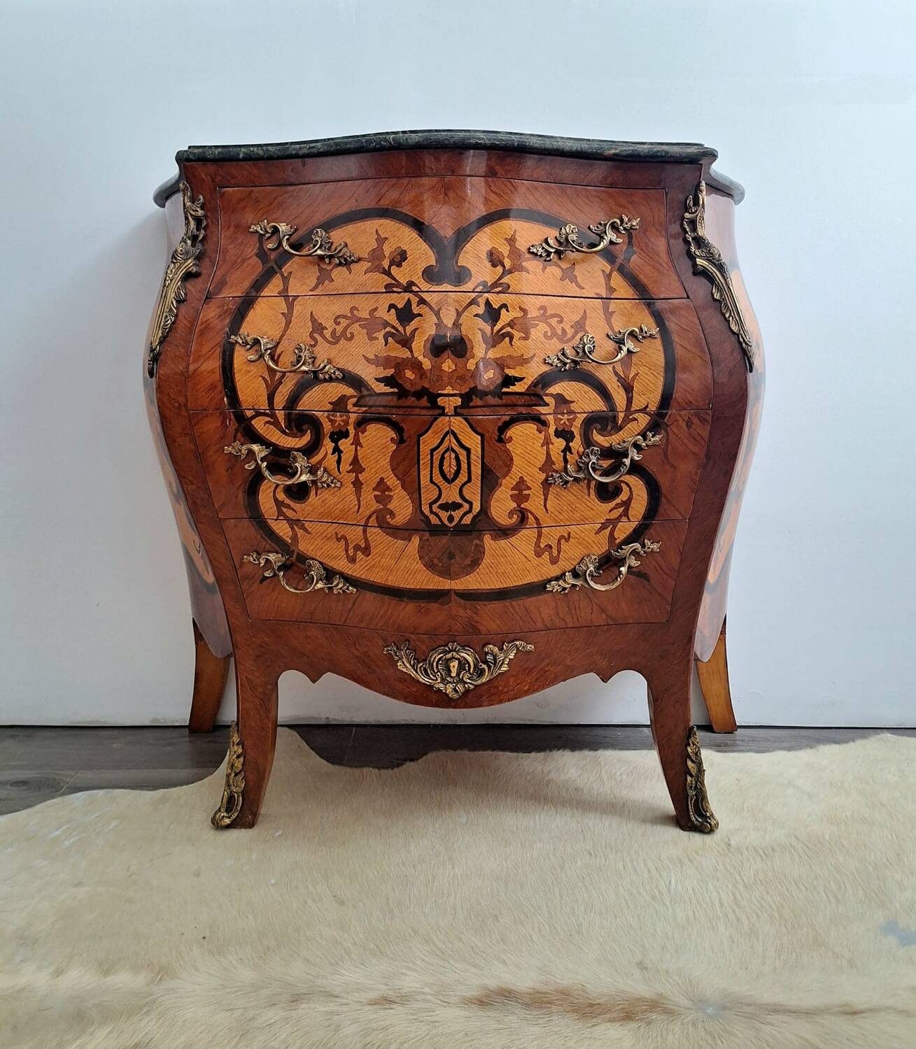 Commode de style Louis XV bombée avec marqueteries, meuble ancien plat