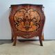 Commode de style Louis XV bombée avec marqueteries, meuble ancien plat