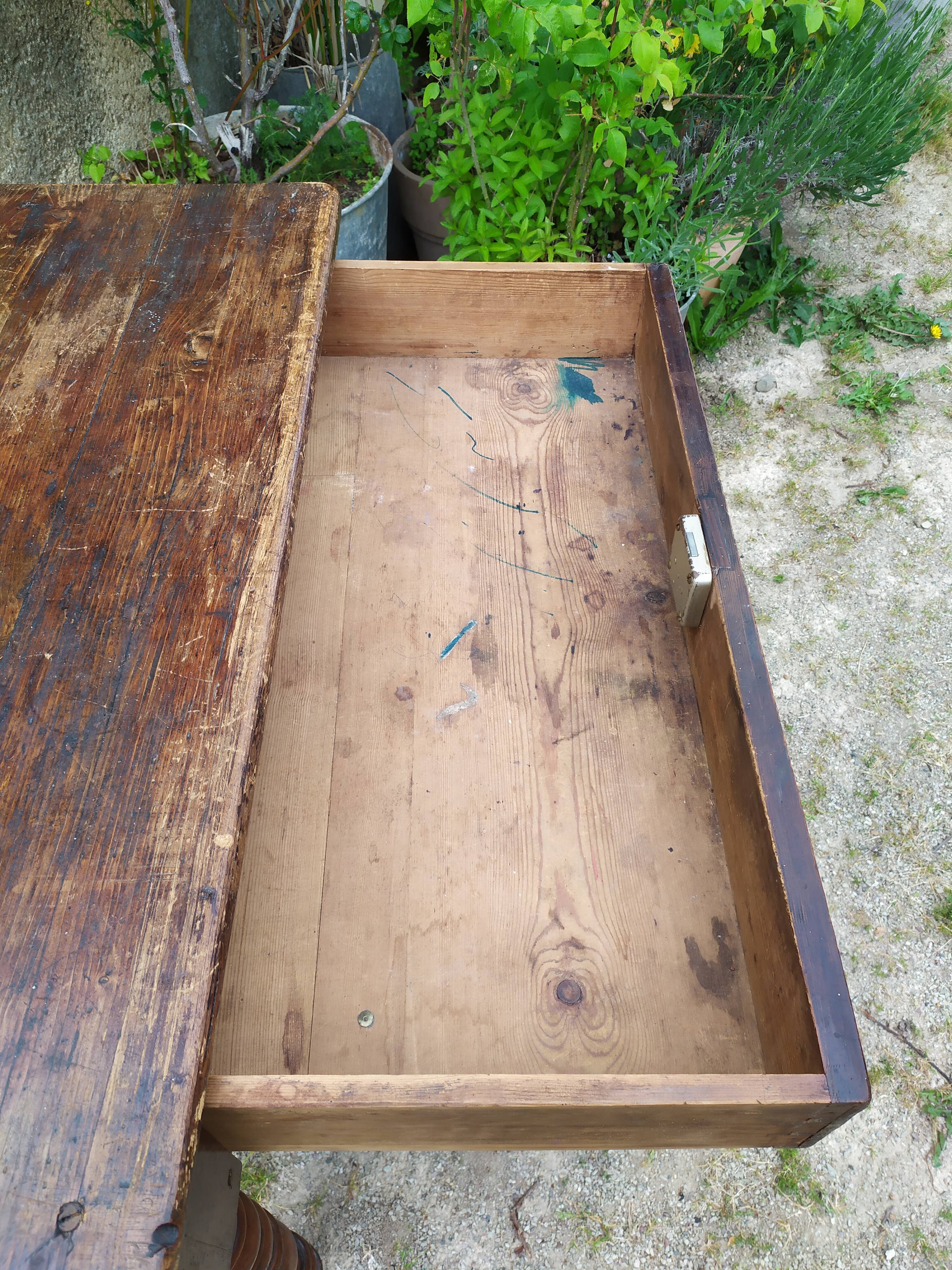 Desk with turned legs