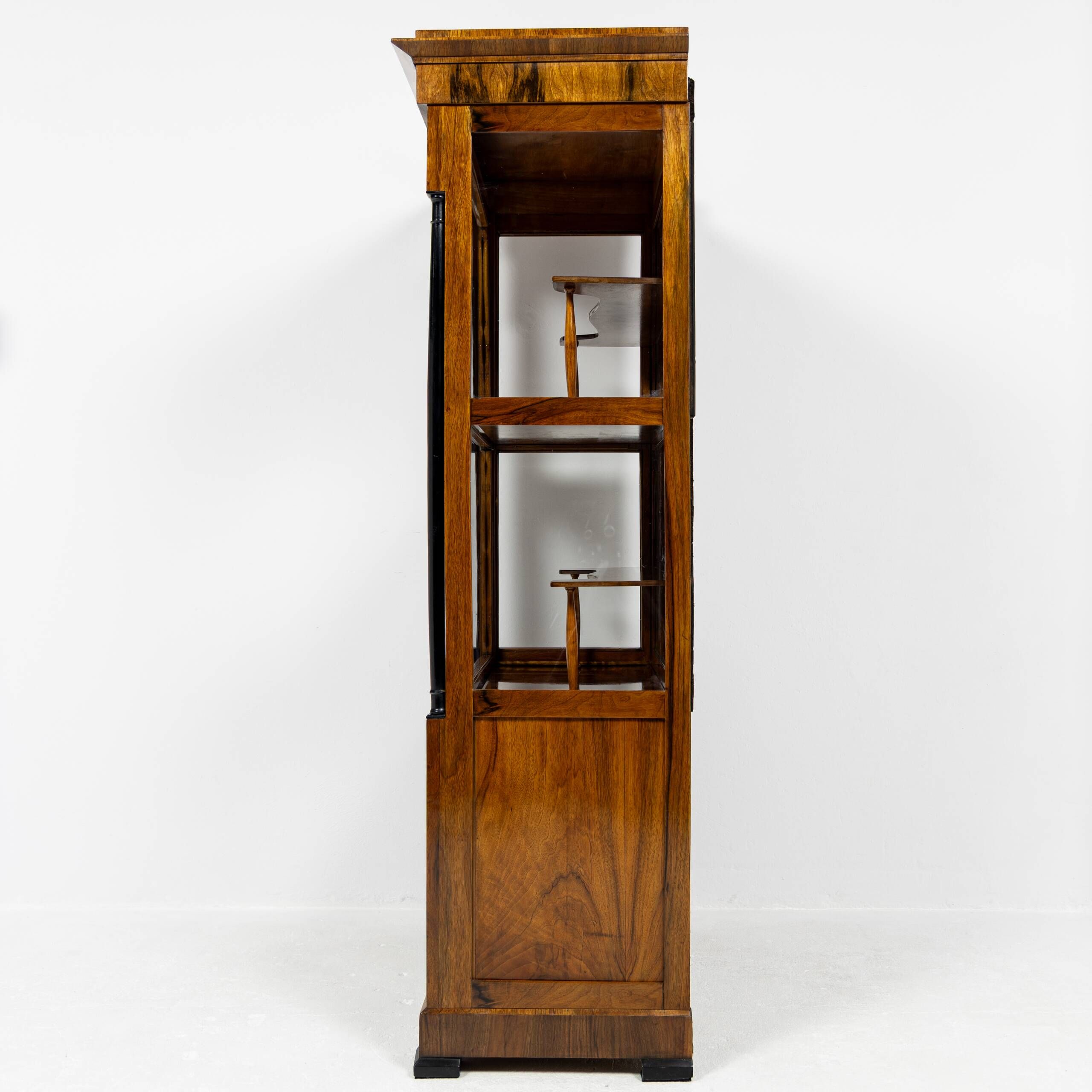 Small Biedermeier / Louis-Philippe display cabinet in walnut and birch 1840-1860