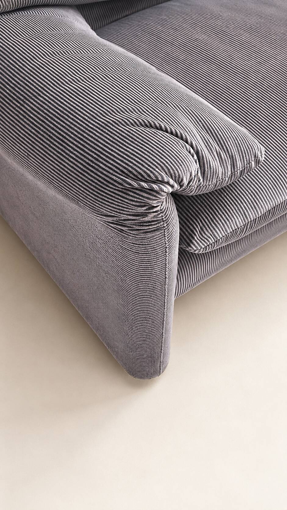 Canapé 2 places Maralunga bleu violet par Vico Magistretti, édition Cassina