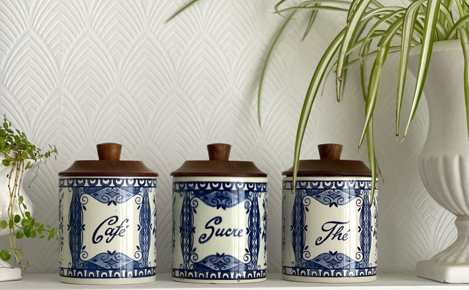 3 Delfts jars.