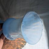 Vase en opaline bleue