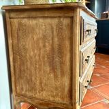 Commode rustique à trois tiroirs