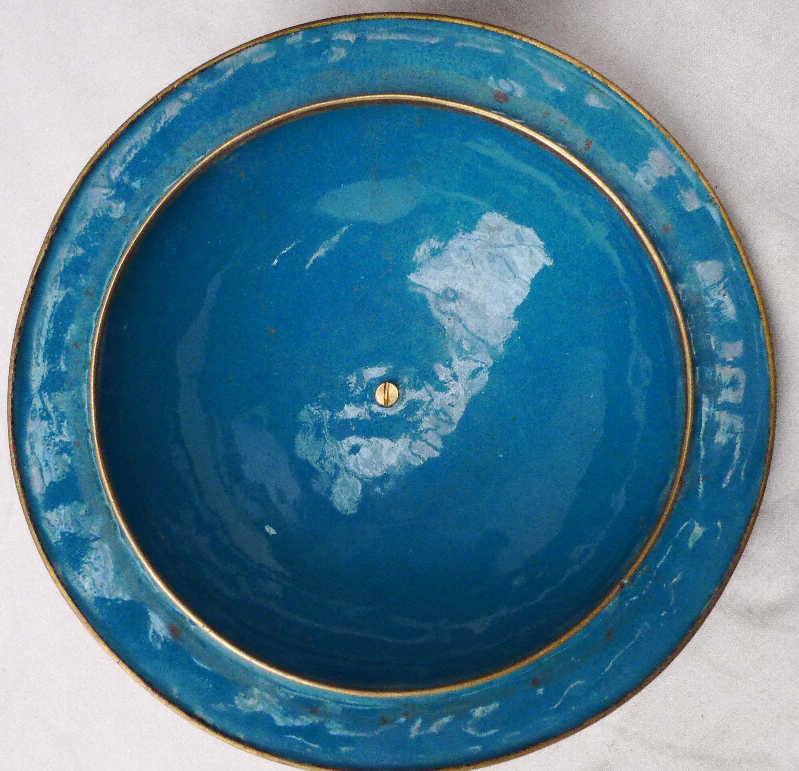 Covered pot in partition