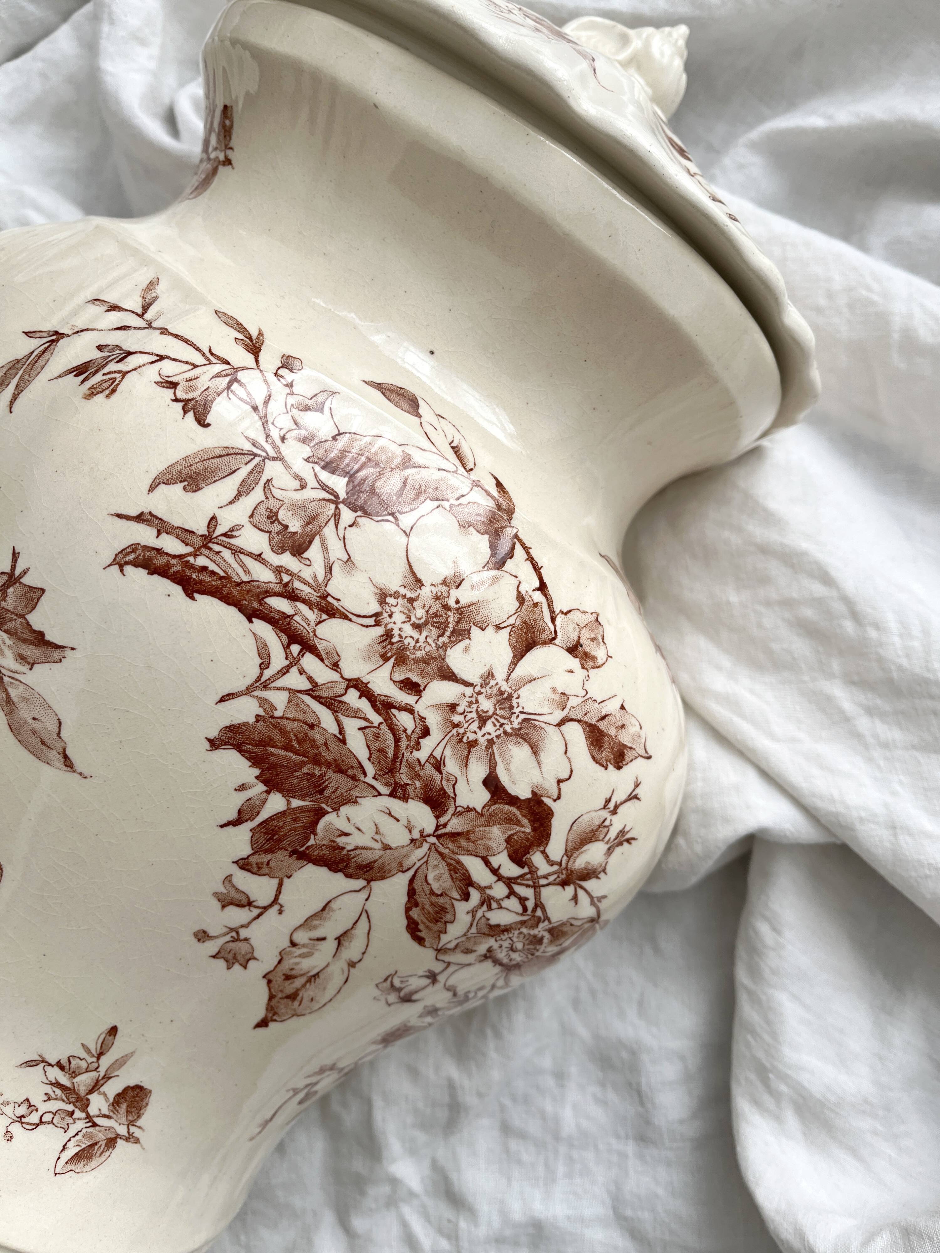 Antique wall fountain in ironstone, "Spring" Gien earthenware, late 19th century