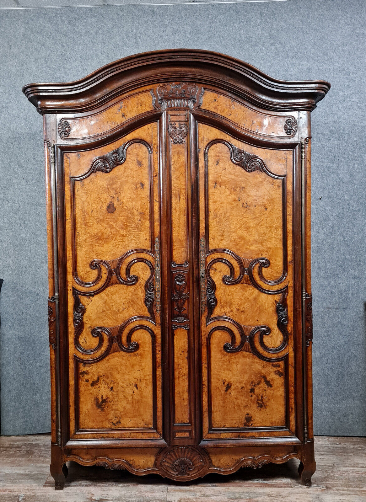 Bressane wardrobe Louis XV era with gendarme's hat in walnut and elm around 1750