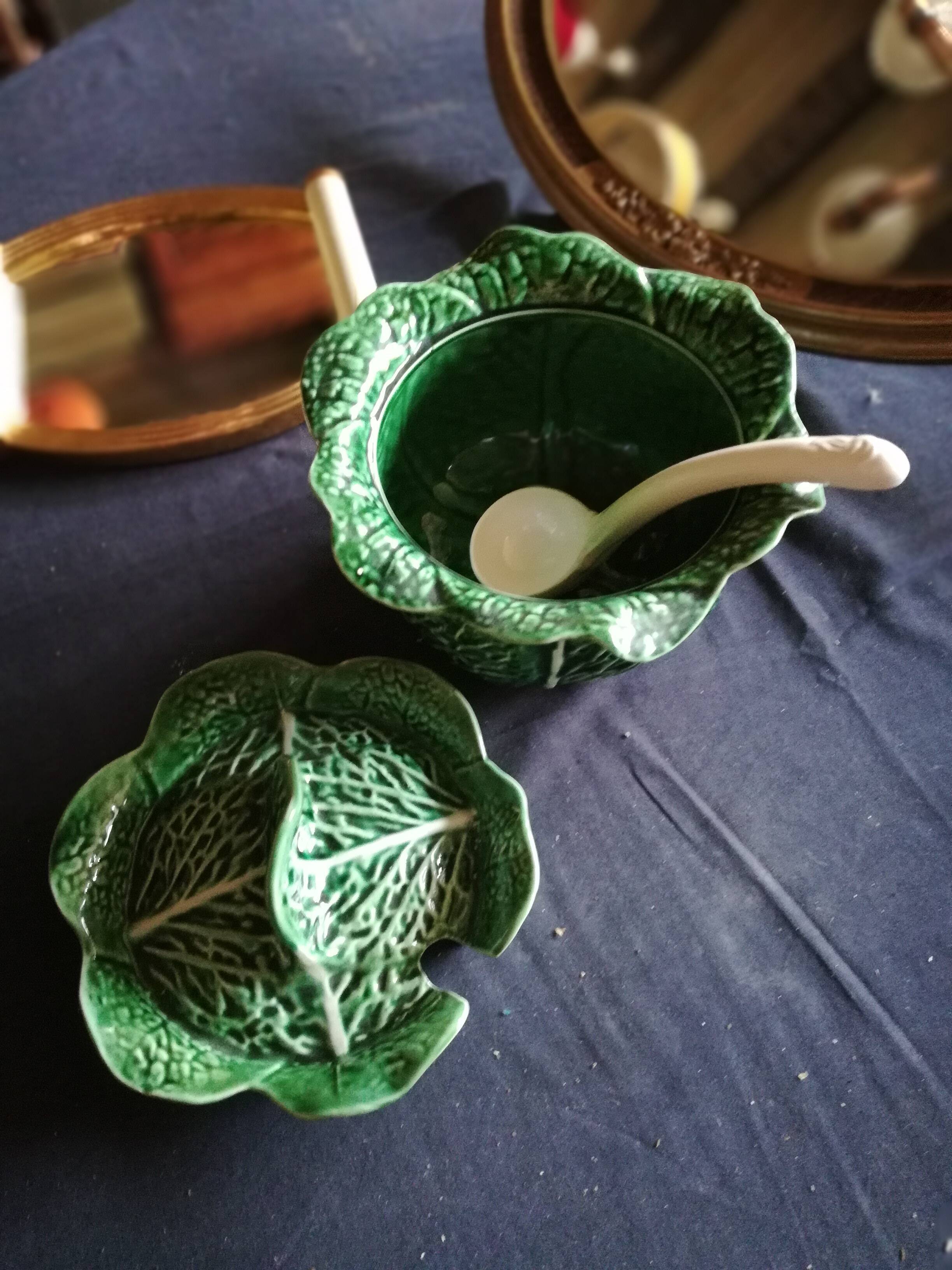 Cabbage-shaped soup pot