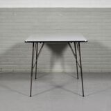 Table industrielle avec les jambes extensibles