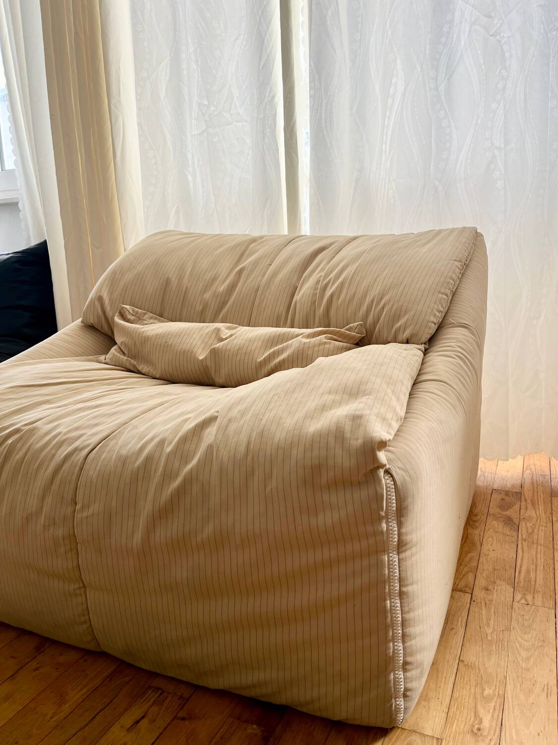 Chauffeuse Plumy Annie Hiéronimus pour Cinna