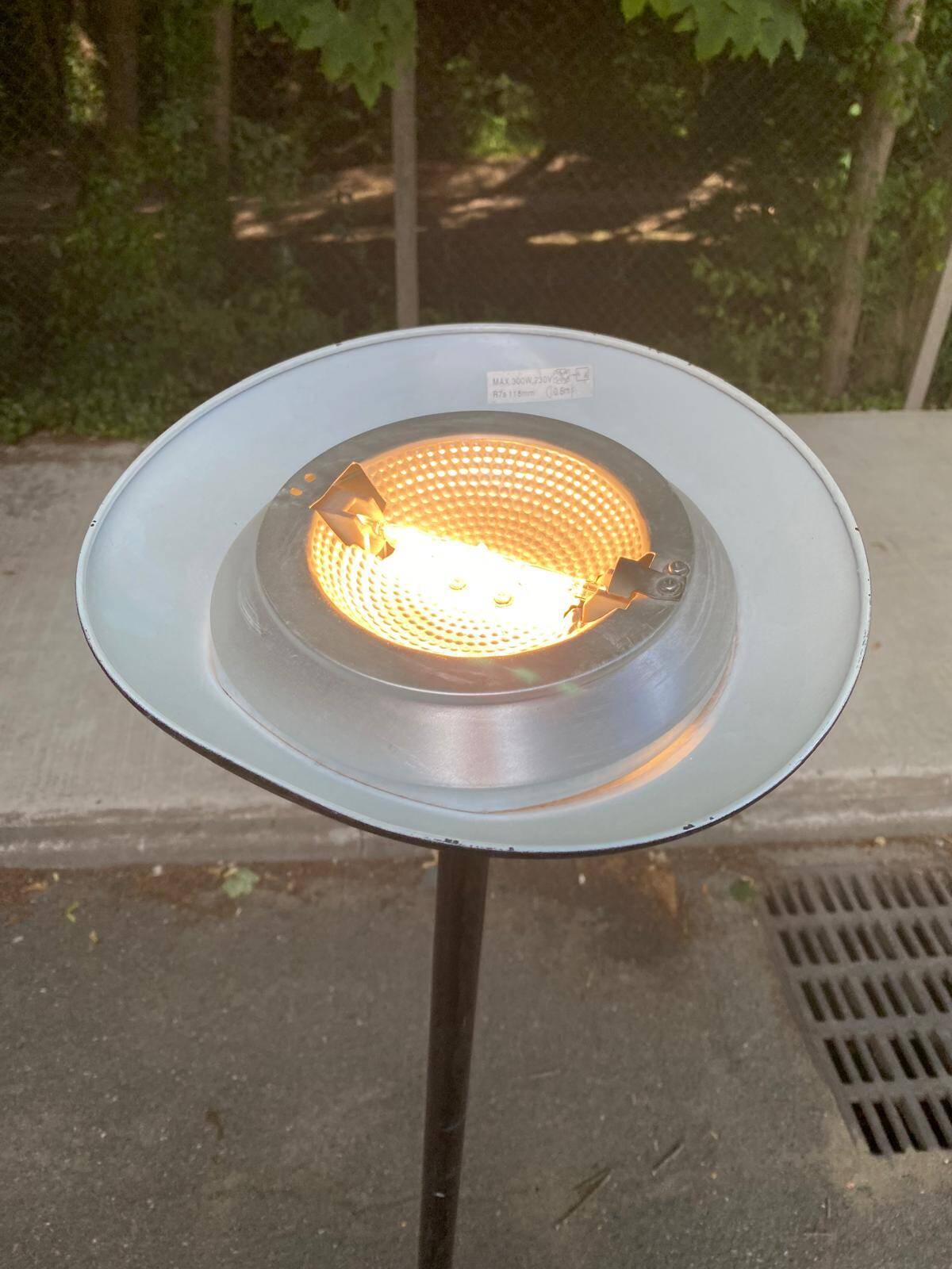 Lampadaire noir coupole vintage en acier
