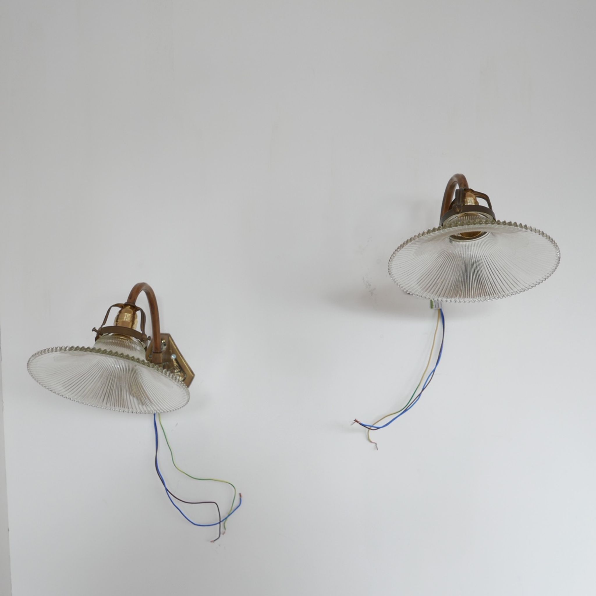 Paire d'appliques en laiton et en verre