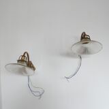 Paire d'appliques en laiton et en verre