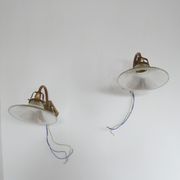Paire d'appliques en laiton et en verre