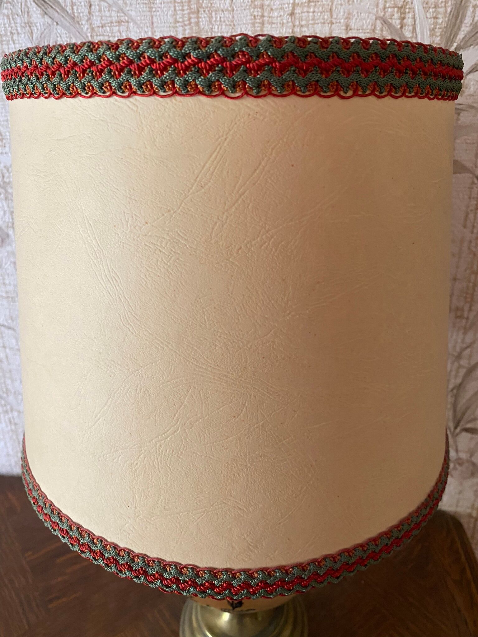 Lampe de table vintage pied en porcelaine émaillée fleuri et laiton doré